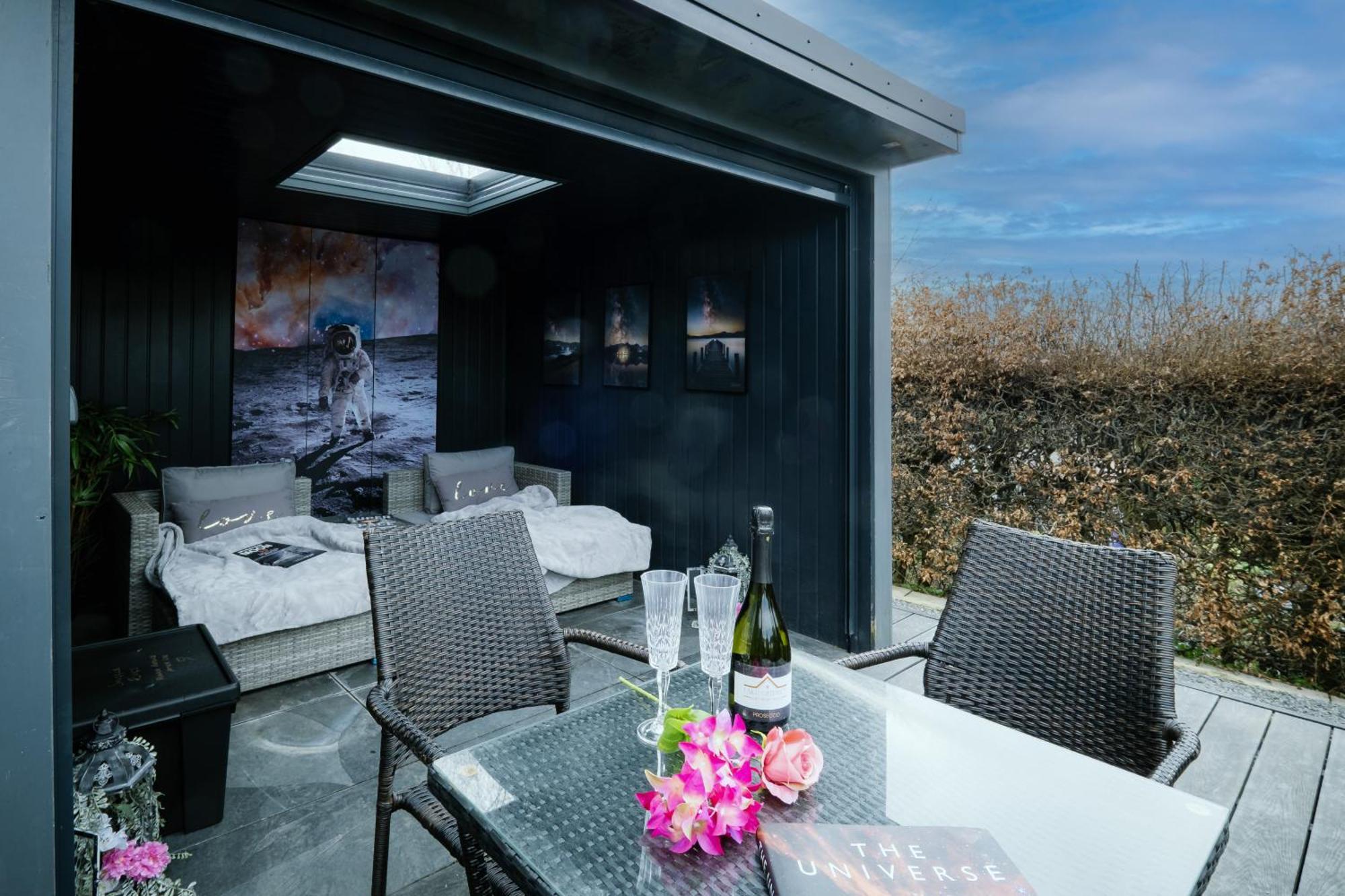 Rockside - Luxury 1 Bedroom Home With Hot Tub, Central Location, Parking And Pet Friendly Windermere Bagian luar foto